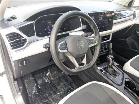 Used 2025 Volkswagen Taos SE FWD image 10