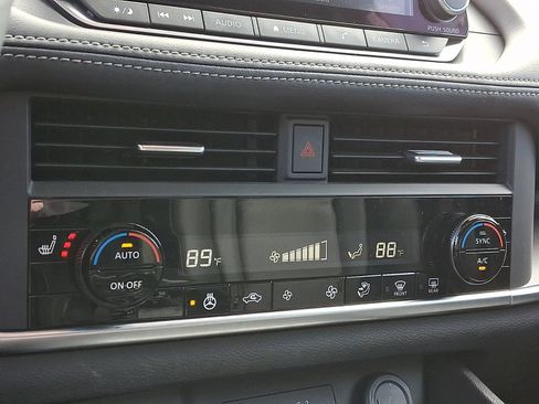 Used 2023 Nissan Rogue SV w/ SV Premium B Package image 17