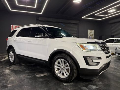 Used 2017 Ford Explorer XLT FWD image 3