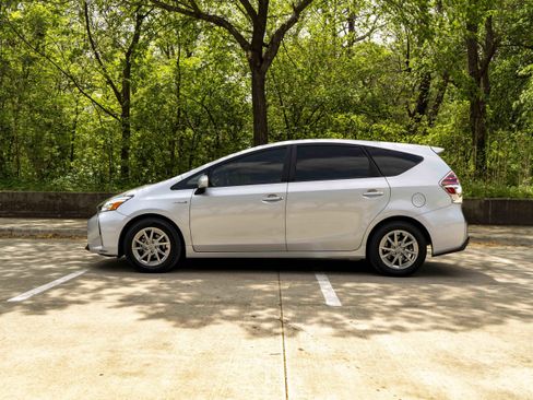 Used 2017 Toyota Prius V Three image 6