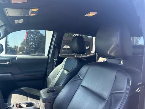 Used 2019 Toyota Tacoma TRD Sport AWD/4WD image 3