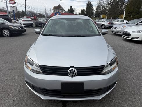 Used 2012 Volkswagen Jetta SE FWD image 2