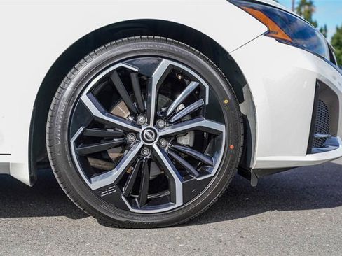 Used 2023 Nissan Altima 2.5 SR w/ SR Premium Package image 10