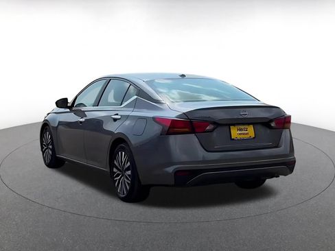 Used 2025 Nissan Altima 2.5 SV FWD image 9
