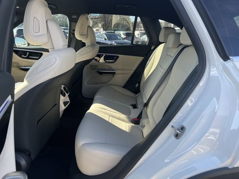 Used 2025 Mercedes-Benz GLC 300 image 32