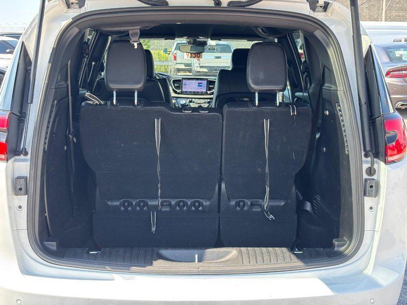 Used 2025 Chrysler Pacifica Select FWD image 11