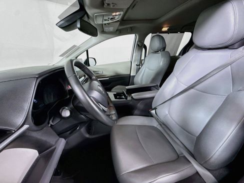 Certified 2024 Toyota Sienna XLE FWD image 3