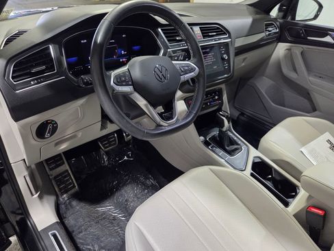 Used 2023 Volkswagen Tiguan SE R-Line image 3