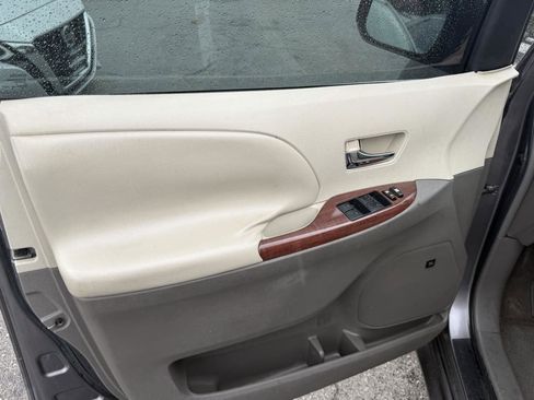 Used 2011 Toyota Sienna XLE image 9