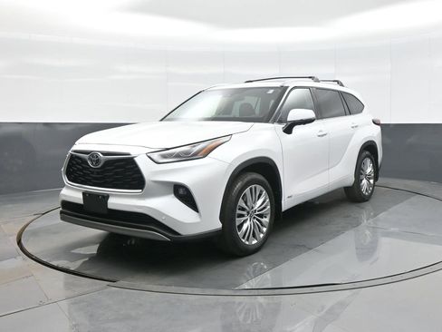 Used 2025 Toyota Highlander Platinum image 3