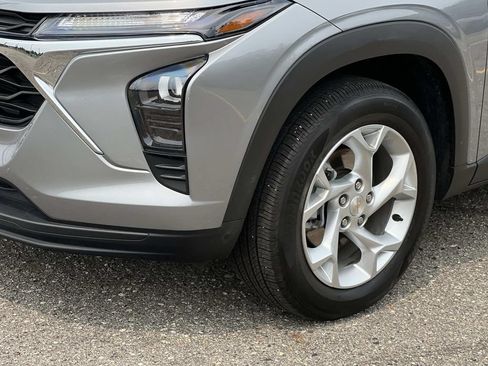 Used 2024 Chevrolet Trax LS w/ LS Convenience Package FWD image 8
