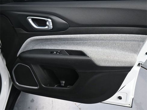 Used 2025 Jeep Compass Sport image 34