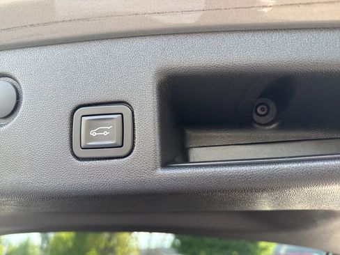 Used 2019 Chevrolet Equinox LT w/ Sun & Navigation Package image 21