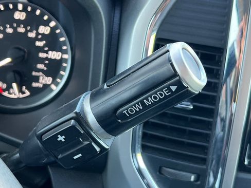 Used 2021 Nissan Titan SV w/ SV Convenience Package image 23