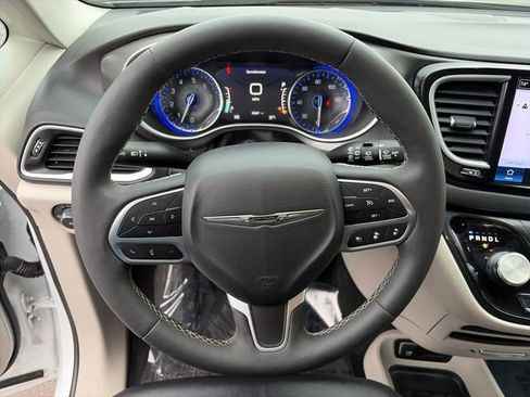 Used 2024 Chrysler Pacifica Touring-L image 26