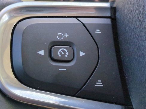 Certified 2025 Volvo XC40 B5 Core image 22