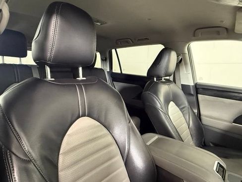 Used 2021 Toyota Highlander LE FWD image 29