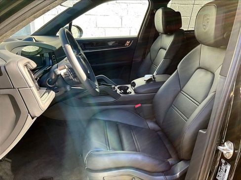 Used 2025 Porsche Cayenne Turbo AWD/4WD image 5