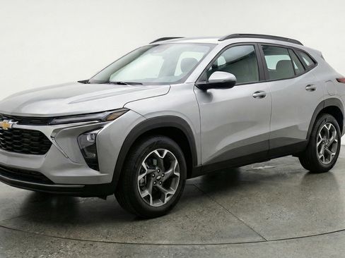 Used 2025 Chevrolet Trax LT w/ LT Convenience Package image 3