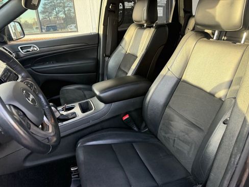 Used 2021 Jeep Grand Cherokee Laredo X image 3