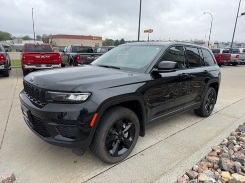 Used 2023 Jeep Grand Cherokee Altitude AWD/4WD image 3