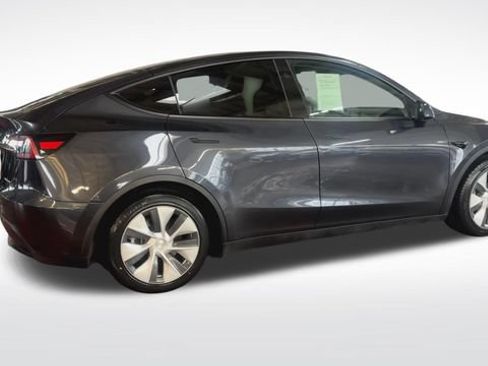 Used 2024 Tesla Model Y Long Range AWD/4WD image 9