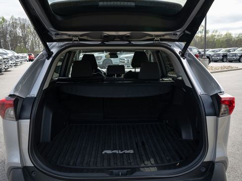 Used 2021 Toyota RAV4 XLE w/ Convenience Package image 9