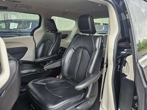 Used 2023 Chrysler Pacifica Touring-L FWD image 14