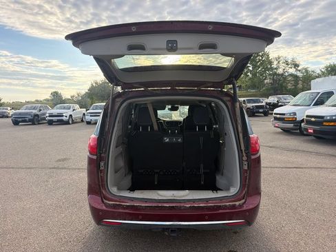 Used 2018 Chrysler Pacifica Touring-L Plus FWD image 29