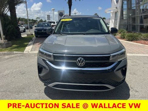 Certified 2024 Volkswagen Taos SE w/ Panoramic Sunroof Package AWD/4WD image 2