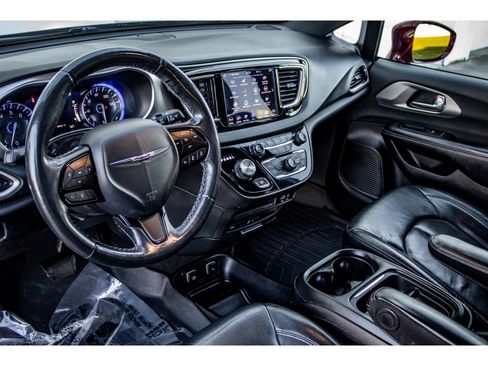 Used 2020 Chrysler Pacifica Touring-L w/ Advanced Safetytec Group image 14
