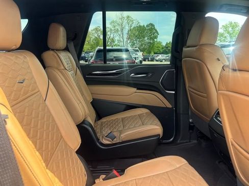 Used 2023 Cadillac Escalade Premium Luxury w/ LPO, Floor Liner Package AWD/4WD image 19
