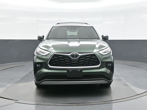 Certified 2025 Toyota Highlander Platinum image 2