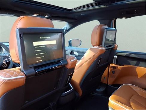 New 2026 Chrysler Pacifica Pinnacle w/ Trailer Tow Group image 17