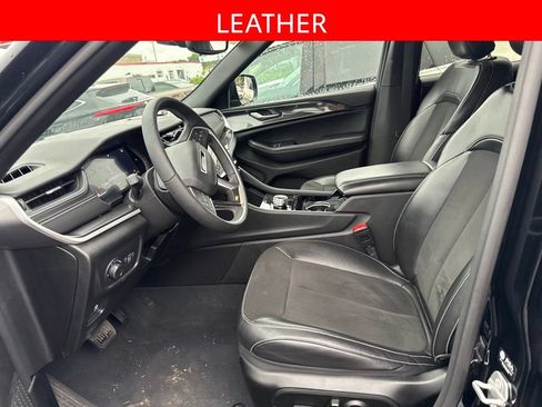 Used 2023 Jeep Grand Cherokee Altitude AWD/4WD image 5