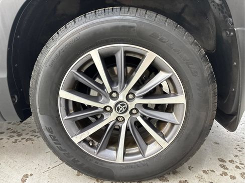 Used 2019 Toyota Highlander XLE AWD/4WD image 30
