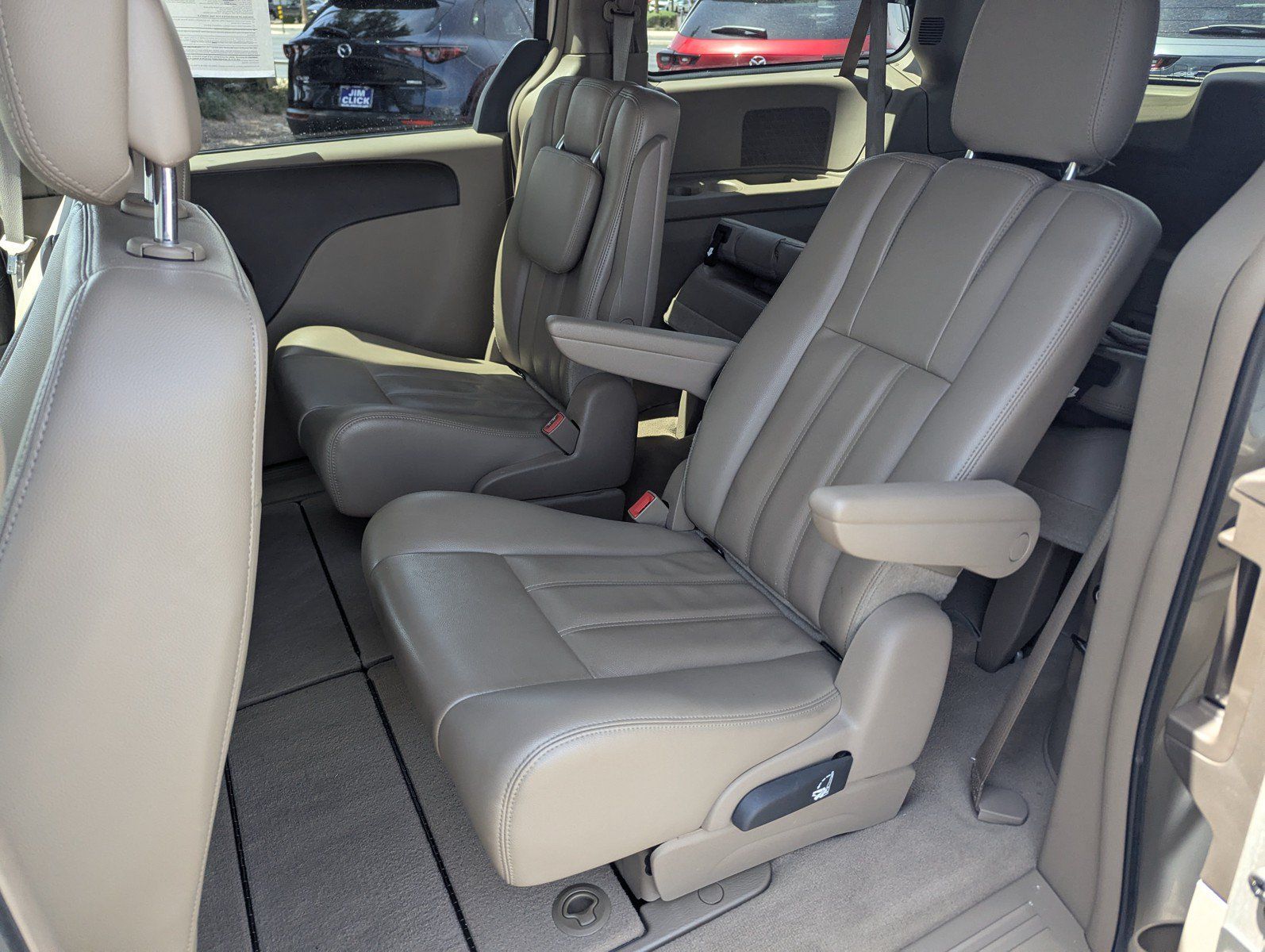 Used 2013 Chrysler Town & Country Touring FWD image 8