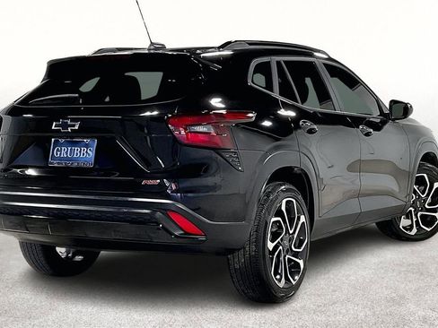 Used 2025 Chevrolet Trax RS w/ Sunroof Package image 2