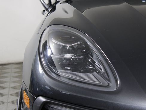 Used 2024 Porsche Macan image 11