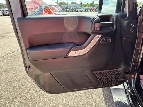 Used 2018 Jeep Wrangler Sahara w/ Connectivity Group AWD/4WD image 12