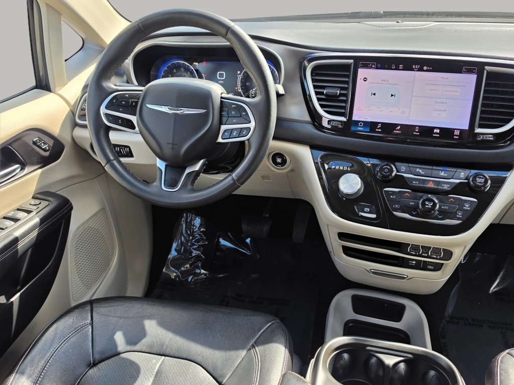 Used 2022 Chrysler Pacifica Touring-L FWD image 3