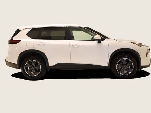 Used 2025 Nissan Rogue SV image 4