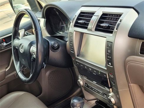 Used 2017 Lexus GX 460 image 11