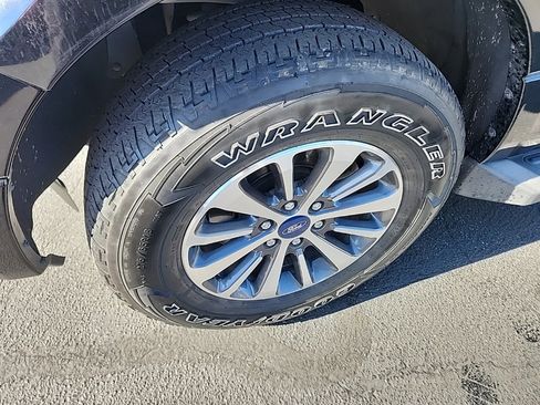 Used 2017 Ford Expedition XLT image 9