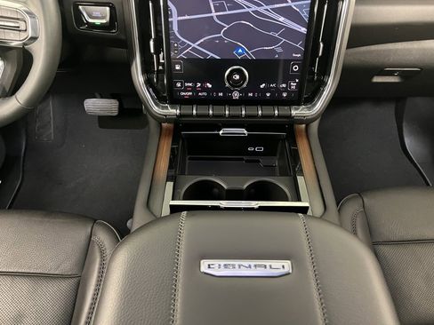 Used 2025 GMC Yukon XL Denali image 17