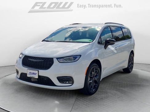 New 2026 Chrysler Pacifica Select w/ S Appearance Package image 3