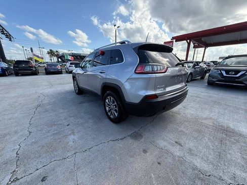 Used 2019 Jeep Cherokee Latitude Plus w/ Cold Weather Group AWD/4WD image 6