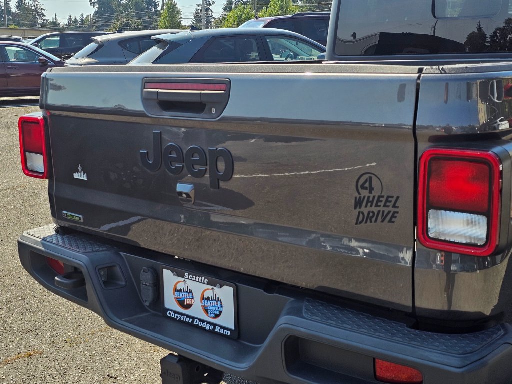 Used 2022 Jeep Gladiator Sport AWD/4WD image 14