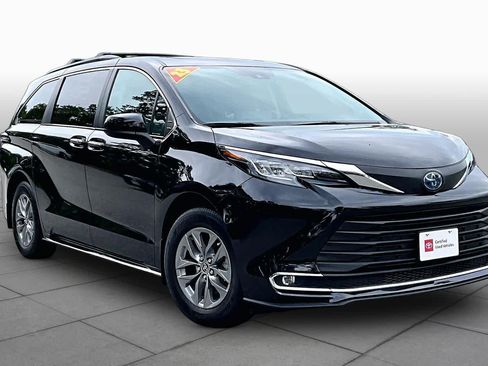Used 2023 Toyota Sienna XLE w/ XLE Plus Package AWD/4WD image 3