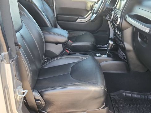 Used 2016 Jeep Wrangler Rubicon AWD/4WD image 12
